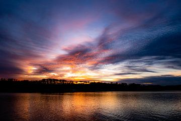 Kleurrijke wolken bij zonsondergang abstract aan de oever van het Baldeney-meer in Essen van Dieter Walther