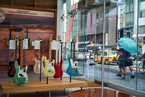 Fender gitaren, Ginza, Tokyo van André Bouterse