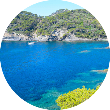 Blauwe baai in de Middellandse zee met wit zeilbootje van Studio LE-gals