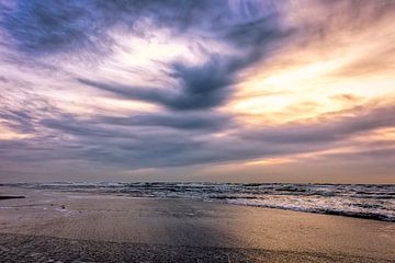 Donkere wolken na de zonsondergang boven de Noordzee van eric van der eijk