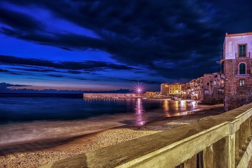 Cefalu, Sicilie Blauwe uur van Mario Calma