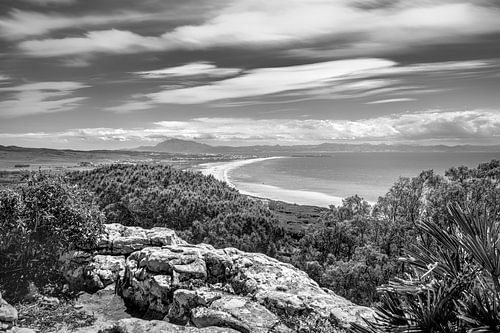 Landschap met baai van Tarifa in Andalusië / Spanje in zwart-wit