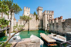 Ancien château dans le village de Sirmione sur le lac de Garde