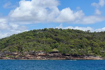 Het uitzicht van de haven van Sydney naar Fairfax. Het Noordenhoofd, North Head, Quarantine Station  van Tjeerd Kruse