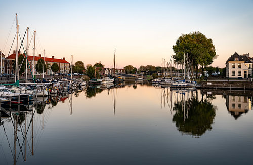 Lumière du soir sur les eaux de Middelburg, avec un arbre