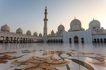 Sunset at the Sheikh Zayed Grand Mosque in Abu Dhabi, United Arab Emirates by WorldWidePhotoWeb