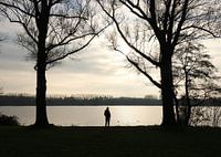Silhouette au bord de l'eau