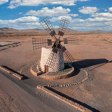 Windmolen in de woestijn van Markus Lange