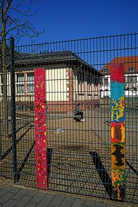 Einsam auf dem Schulhof