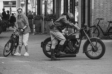Oude motofiets tijdes Airborne Oosterbeek 2024 van Cobi de Jong