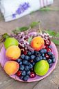 Kleurrijke zomerse fruitschaal met een kleurrijk zomers fruitschaaltje van Tanja Riedel thumbnail