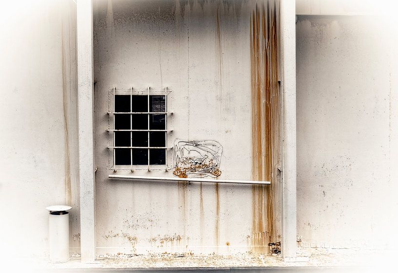 Roestig wit metalen gebouw met raam...... van Wim Schuurmans