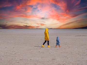 Frau geht mit ihrem Kind am Strand der Nordsee spazieren