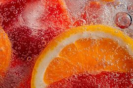 Sprankelende citrusvruchten in een glas van Poster Art Shop