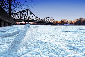 Glienicker Brücke im Winter von Frank Herrmann