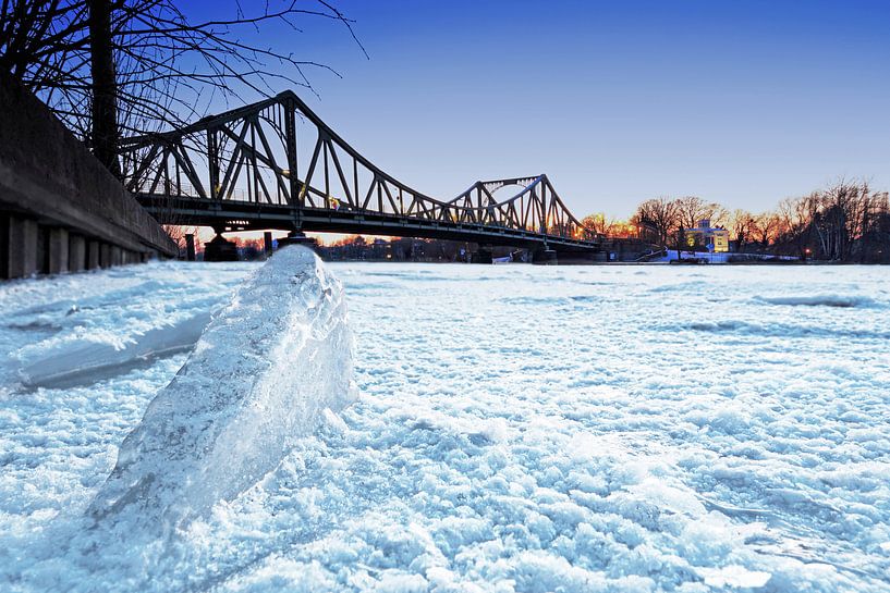 Glienicker Brücke im Winter von Frank Herrmann