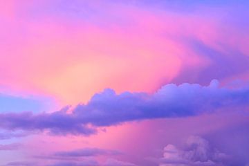 Kleurrijke wolken in de lucht tijdens zonsondergang van Sjoerd van der Wal