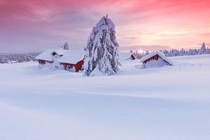 Zonsondergang in ondergesneeuwd Noors dorp van Rob Kints
