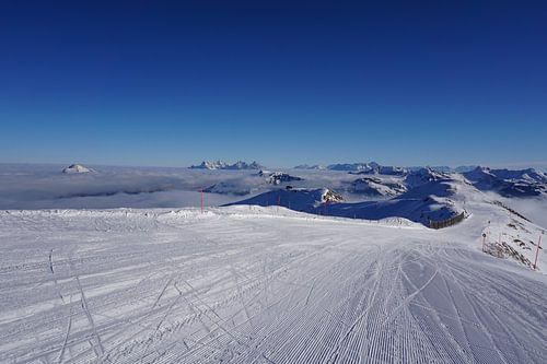 Kitzbüheler Horn en skipiste in Kitzbühel, Tirol (Oostenrijk) omringd door bergtoppen en bewolking