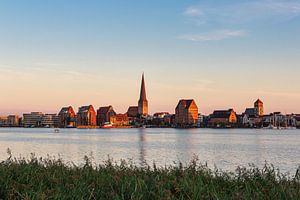 Blick über die Warnow auf die Hansestadt Rostock am Abend