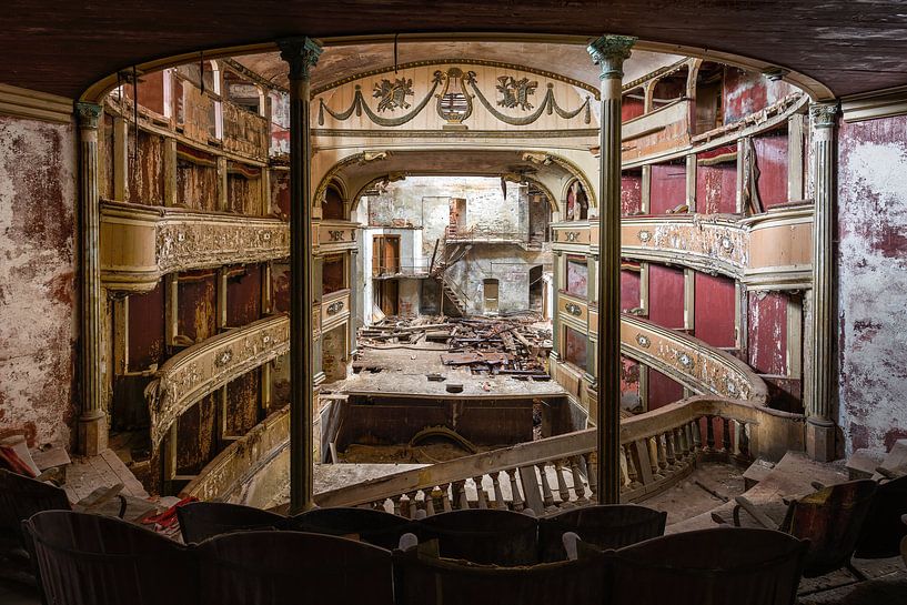 Verlaten theater in Italië van Ruud van der Aalst