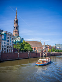 Hamburg - Rundfahrten-Schiff auf dem Zollkanal von Thomas Bugdoll