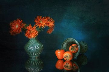 Orange juteuse. Nature morte avec des fleurs kaki et orange. sur Saskia Dingemans Awarded Photographer