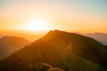 Zonsopgang Hochgrat richting Rindalphorn en Grünten van Leo Schindzielorz