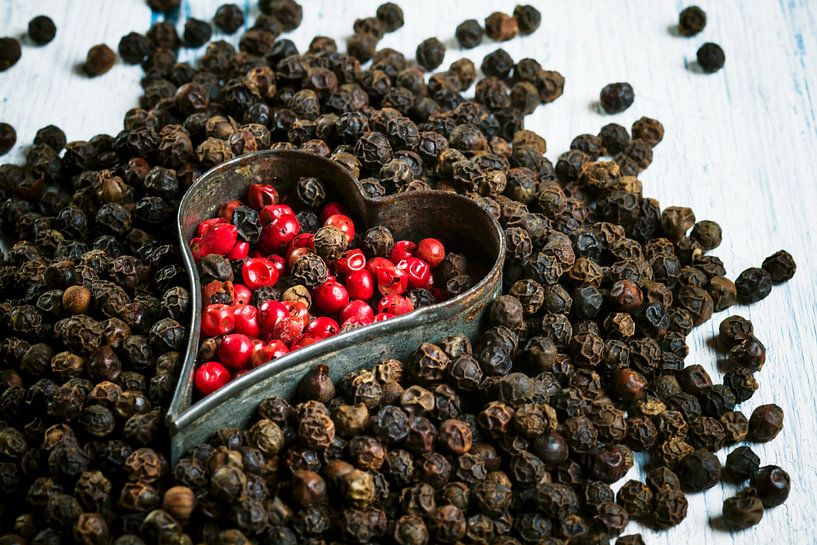 Rode en zwarte peperkorrels met hartvormige uitsteker van BeeldigBeeld Food & Lifestyle
