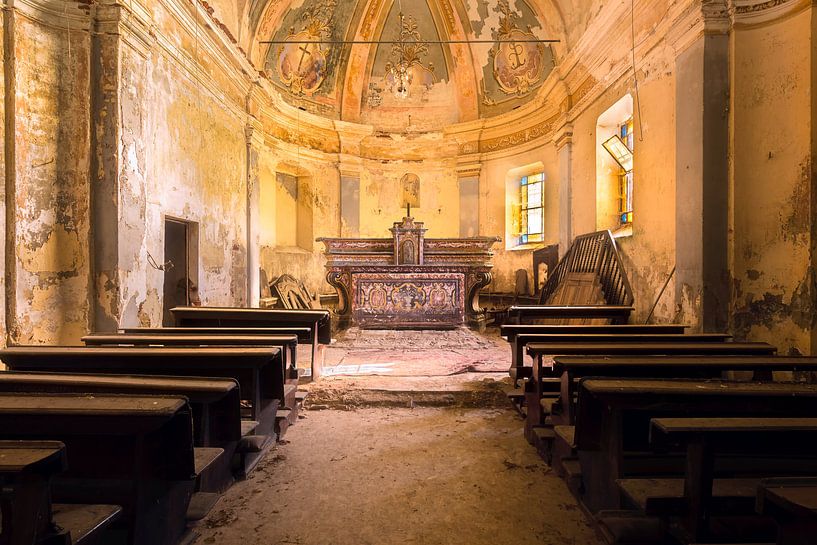 Kleine Verlaten Kerk. van Roman Robroek - Foto's van Verlaten Gebouwen