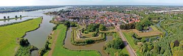 Luftpanorama der Stadt Gorinchem am Fluss Merwede von Eye on You