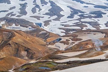 Bergen, lavavelden, sneeuw en gletsjers bij Kerlingarfjöll in de hooglanden van IJsland met het hoge van Edda Dupree