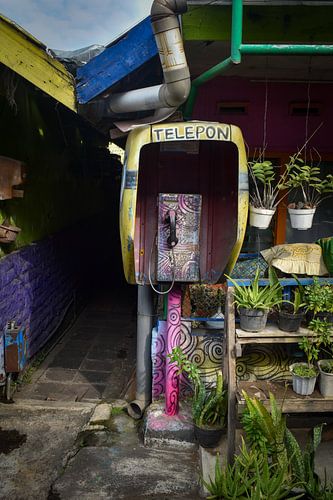 Telefonzelle in einem Slum von Ilona Broer