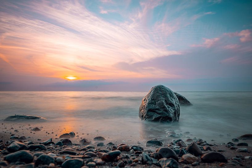 Coucher de soleil sur la plage ouest près d'Ahrenshoop sur la mer Baltique. Fisc par Thilo Wagner