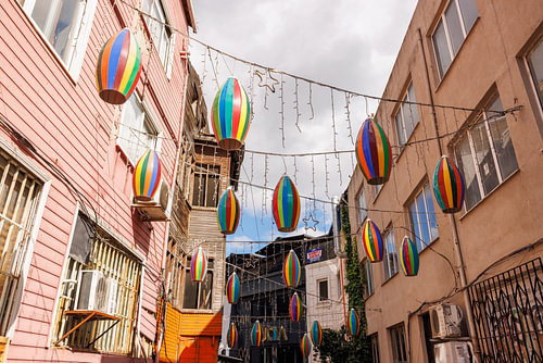 Lampions colorés dans une ruelle d'Istanbul