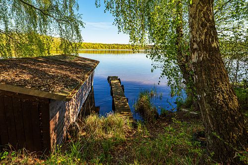 Bootshaus und Steg am Langhagensee im Frühling in Lärz von Rico Ködder