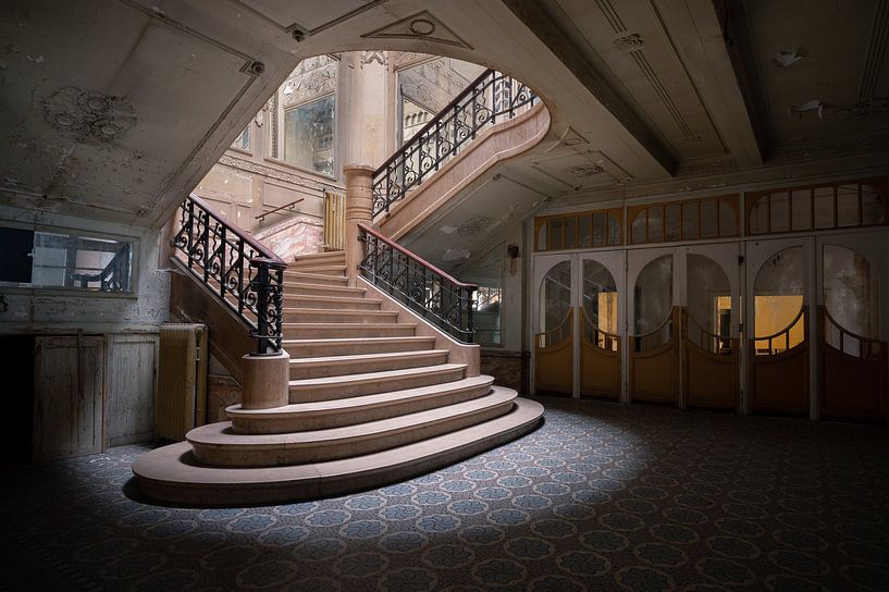 Treppenhaus in einem alten Theater von Tim Vlielander