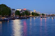 Amstel in Amsterdam mit Skinny Bridge von Merijn van der Vliet Miniaturansicht
