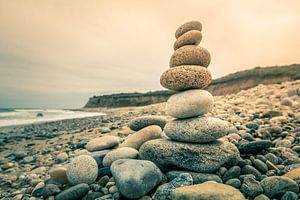 des pierres empilées sur une plage de pierre sur Bert Nijholt