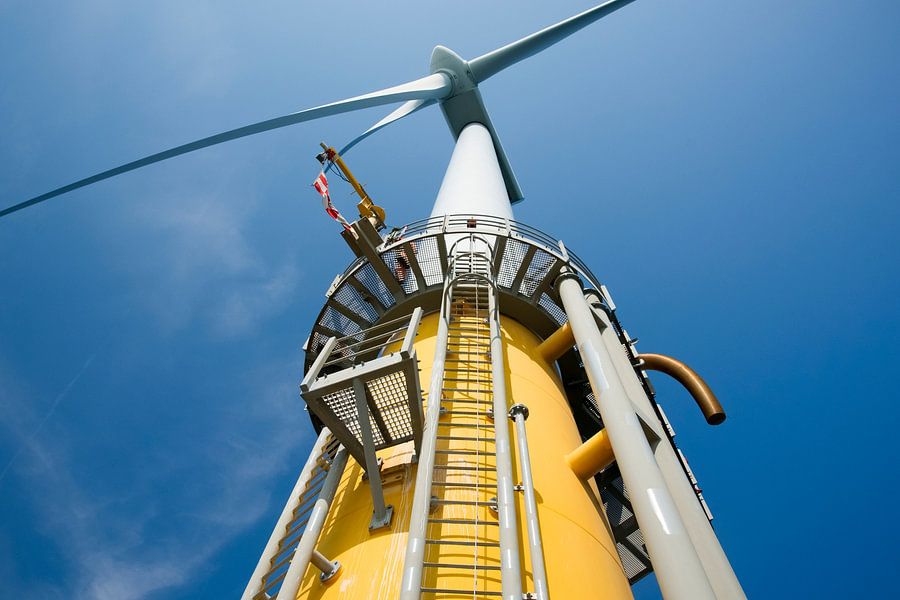 Windturbine op zee/ windmolen op zee van Menno Mulder op canvas, behang