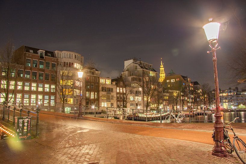 Staalstraat richting Zwanenburgwal te Amsterdam van Ad Van Koppen Fotografie