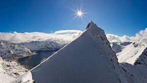Lofoten  - Bergsteiger auf Gipfel