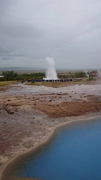 Strokkur geiser in het Geysir gebied, IJsland von Carolien Geurtsen