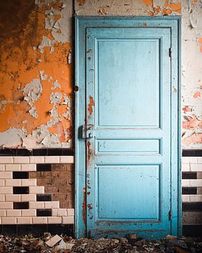 Verlassene Tür im Verfall. von Roman Robroek – Fotos verlassener Gebäude