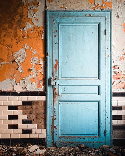 Porte abandonnée en décrépitude.