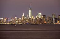 Manhattan Skyline in New York in de avond gezien vanaf Staten Island von Merijn van der Vliet Miniaturansicht