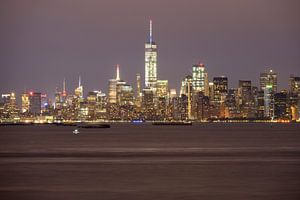 Manhattan Skyline in New York in de avond gezien vanaf Staten Island van Merijn van der Vliet