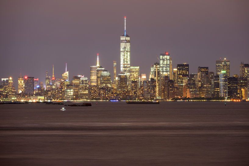 Manhattan Skyline in New York in de avond gezien vanaf Staten Island von Merijn van der Vliet
