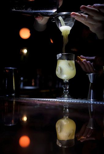 Cocktail Bartender beim Zubereiten von Lensw0rld