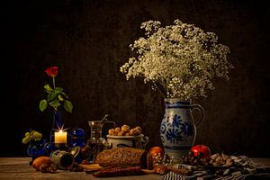Stilleben: Esstisch mit einer Kölner Vase mit Schleierkraut von Carola Schellekens